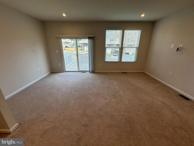 147 PRESIDENTS POINTE AVE, Ranson, WV 25438