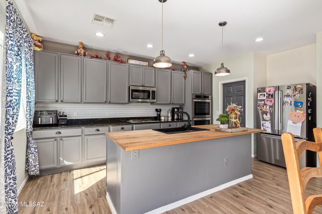 734 S Harry P Stagg Drive, Vail, AZ 85641