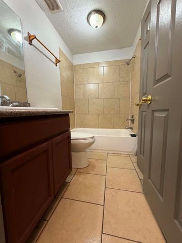 3028 Avenue M 2M, Galveston, TX 77550