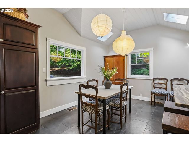 731 Sw MAPLECREST Dr, Portland, OR 97219