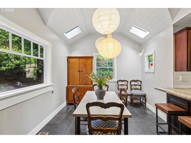 731 Sw MAPLECREST Dr, Portland, OR 97219