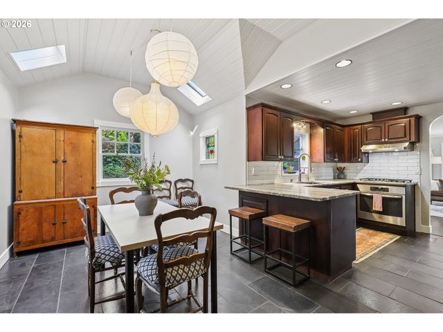 731 Sw MAPLECREST Dr, Portland, OR 97219