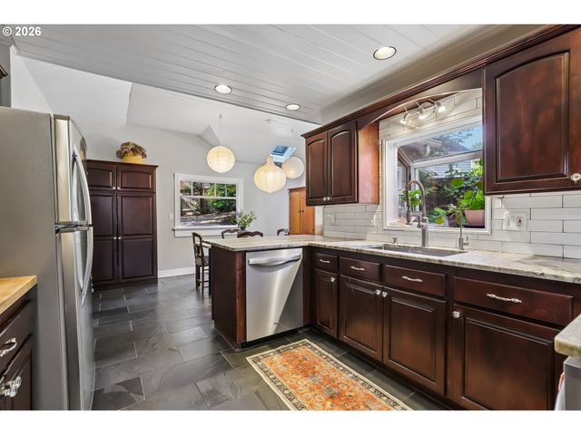 731 Sw MAPLECREST Dr, Portland, OR 97219