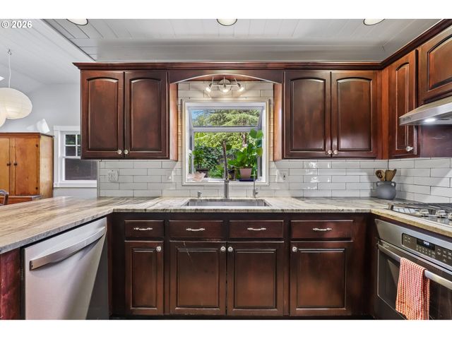 731 Sw MAPLECREST Dr, Portland, OR 97219