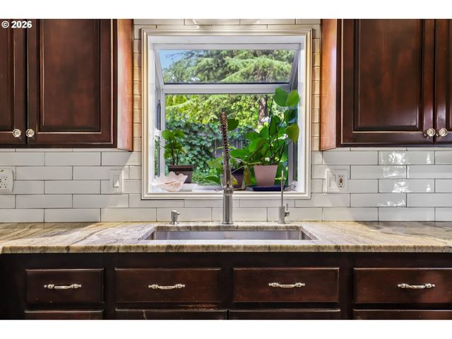 731 Sw MAPLECREST Dr, Portland, OR 97219