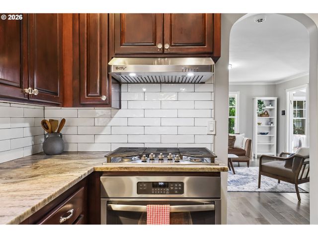 731 Sw MAPLECREST Dr, Portland, OR 97219