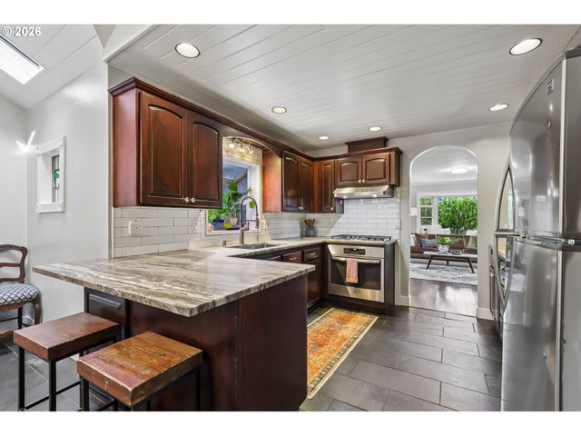 731 Sw MAPLECREST Dr, Portland, OR 97219