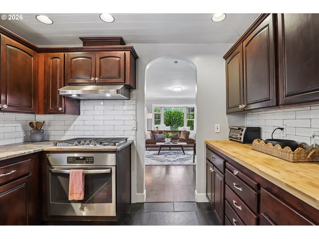 731 Sw MAPLECREST Dr, Portland, OR 97219