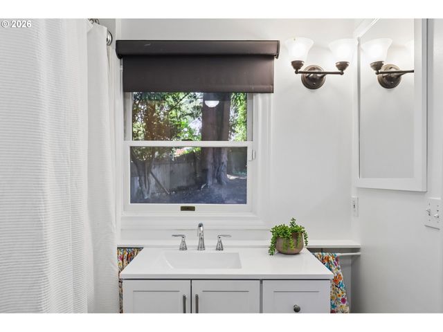 731 Sw MAPLECREST Dr, Portland, OR 97219