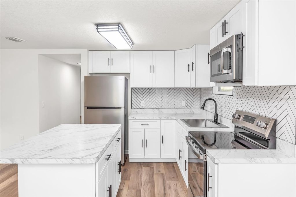 Image 6 of property listing at 18514 SEAFORD AVENUE, Orlando, FL 32820