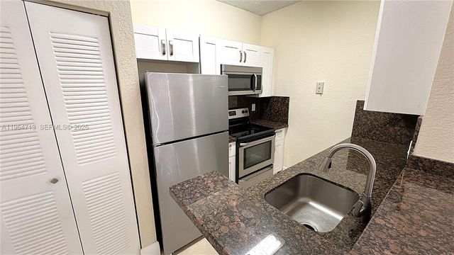 2860 N Oakland Forest Dr CLUB2, Oakland Park, FL 33309