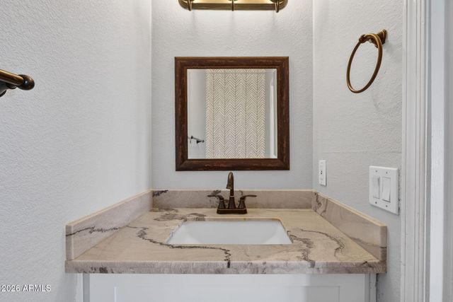2208 S PEPPERTREE Court, Gilbert, AZ 85295