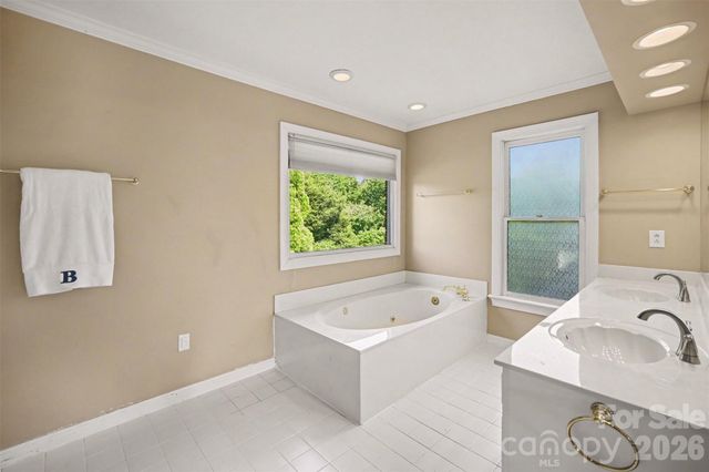 232 40th Avenue Drive NW, Hickory, NC 28601