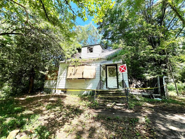 11 Knolls Road, Poughkeepsie, NY 12601
