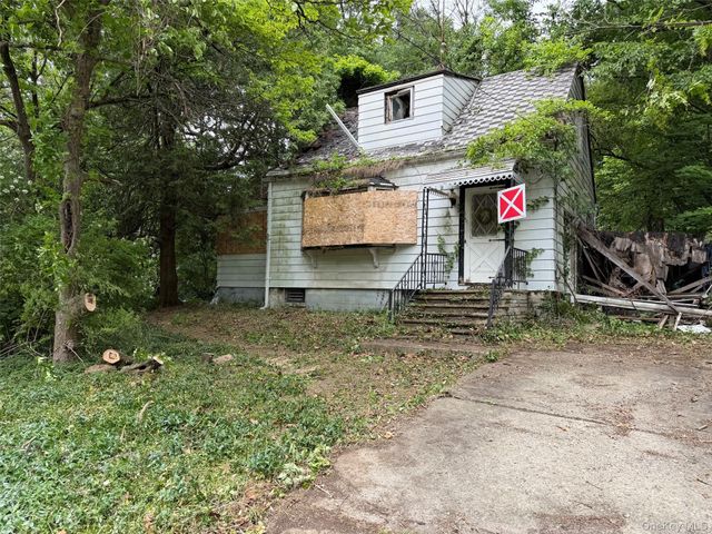 11 Knolls Road, Poughkeepsie, NY 12601