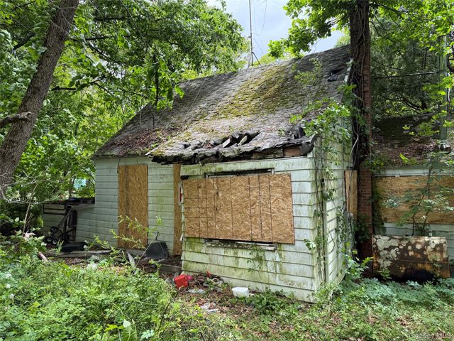 11 Knolls Road, Poughkeepsie, NY 12601