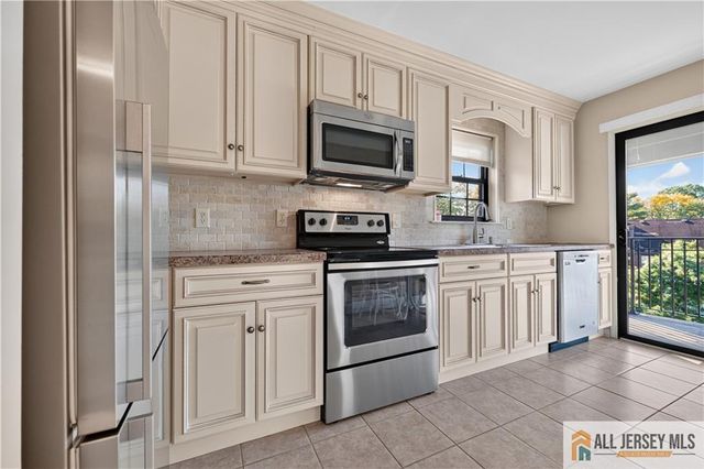 323 Gills Lane 11T, Iselin, NJ 08830