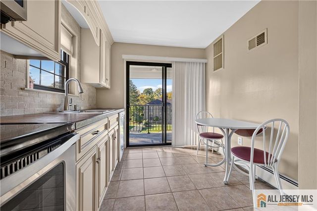 323 Gills Lane 11T, Iselin, NJ 08830