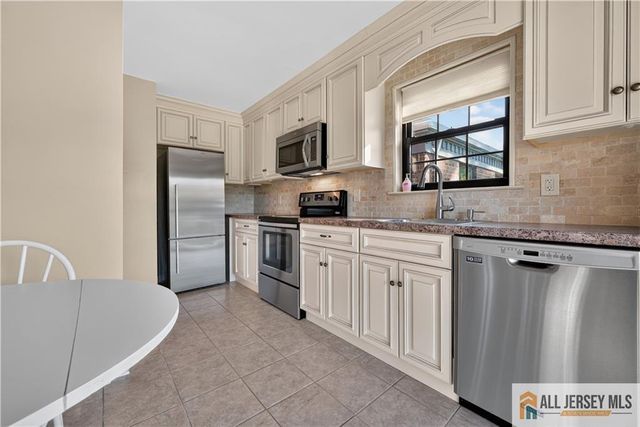 323 Gills Lane 11T, Iselin, NJ 08830