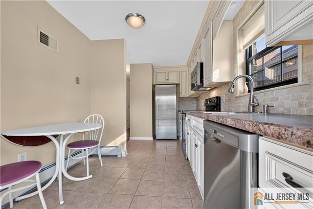 323 Gills Lane 11T, Iselin, NJ 08830
