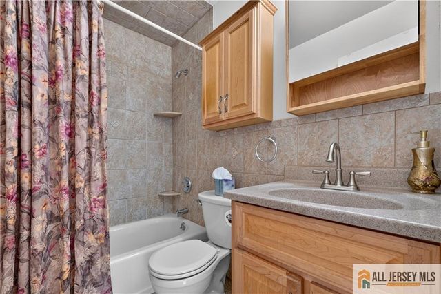 323 Gills Lane 11T, Iselin, NJ 08830