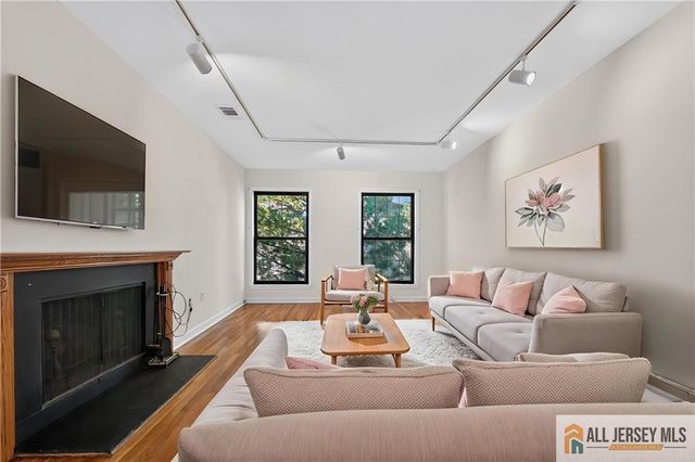323 Gills Lane 11T, Iselin, NJ 08830