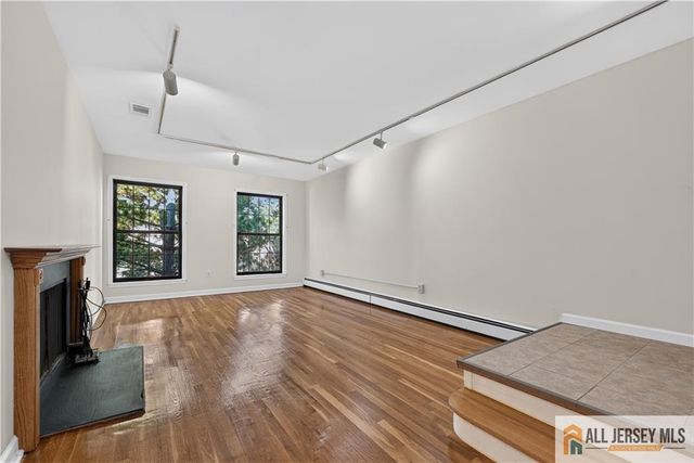 323 Gills Lane 11T, Iselin, NJ 08830