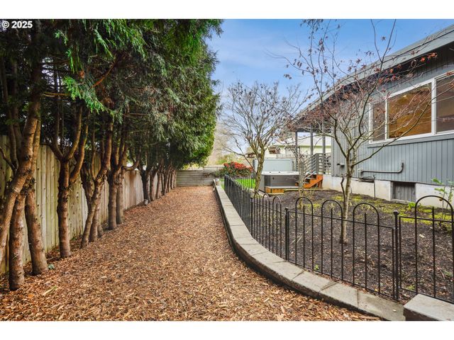 1935 Sw WYNWOOD Ave, Portland, OR 97225