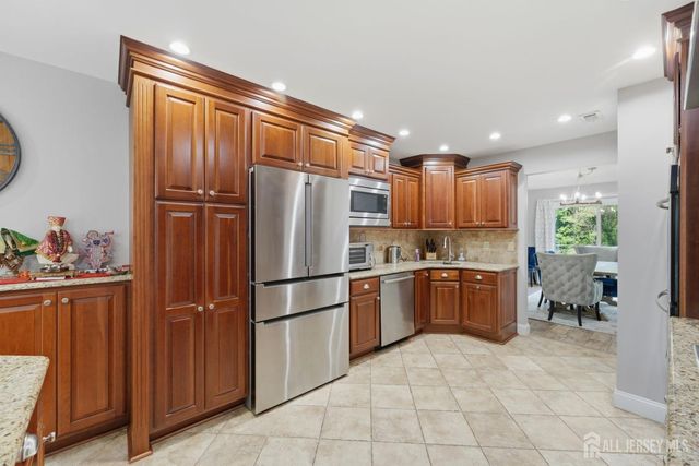 208 Hidden Hollow Court, Edison, NJ 08820