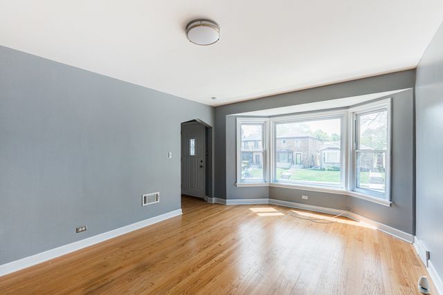 6640 W Foster Avenue, Chicago, IL 60656