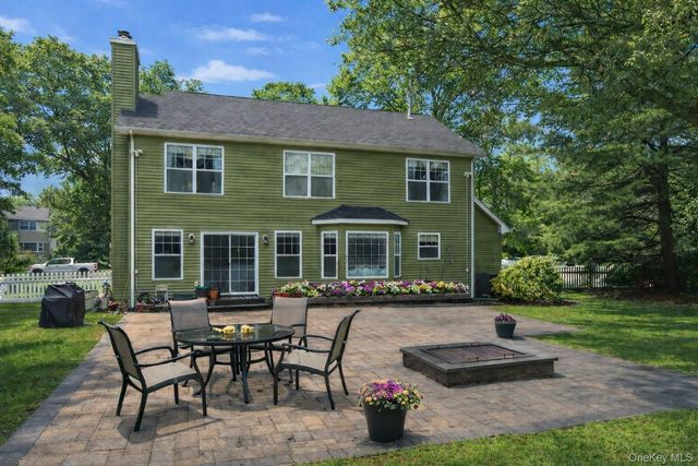 30 Rancher Place, Huntington, NY 11743