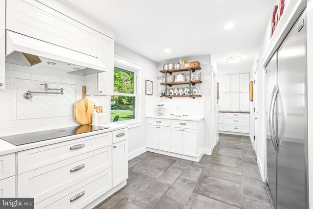 2 BEECHCROFT DR, East Windsor Twp, NJ 08520