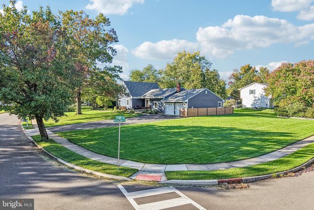 2 BEECHCROFT DR, East Windsor Twp, NJ 08520