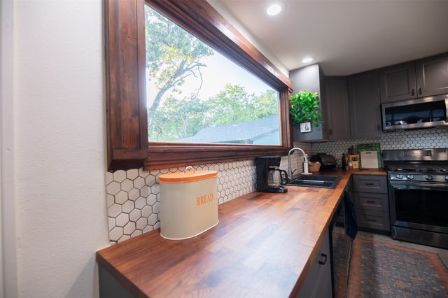 1800 Carl Street, Fort Worth, TX 76103