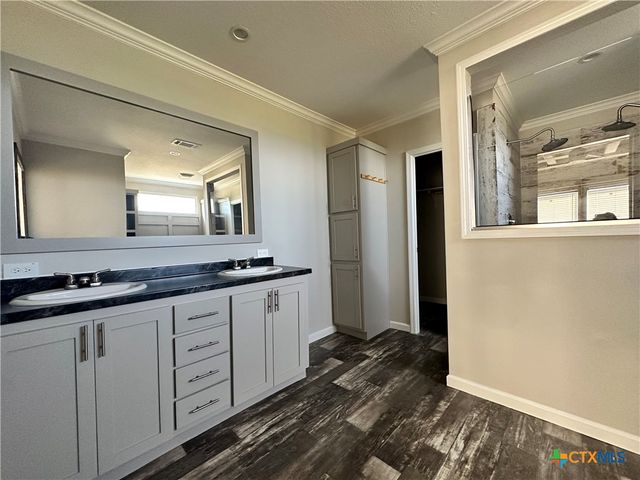349 S Quailrun Avenue, Port Lavaca, TX 77979