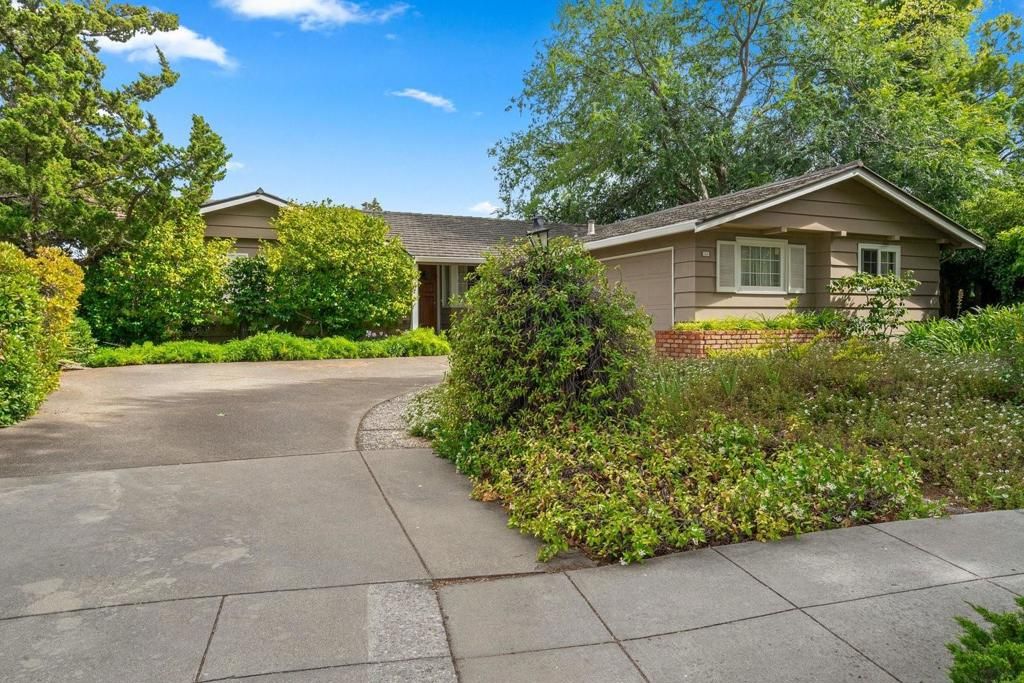 Image 10 of property listing at 924 Kamsack Court, Sunnyvale, CA 94087