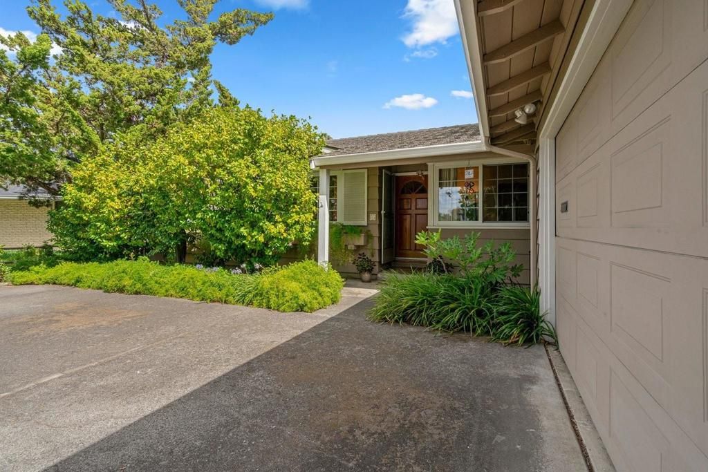 Image 14 of property listing at 924 Kamsack Court, Sunnyvale, CA 94087