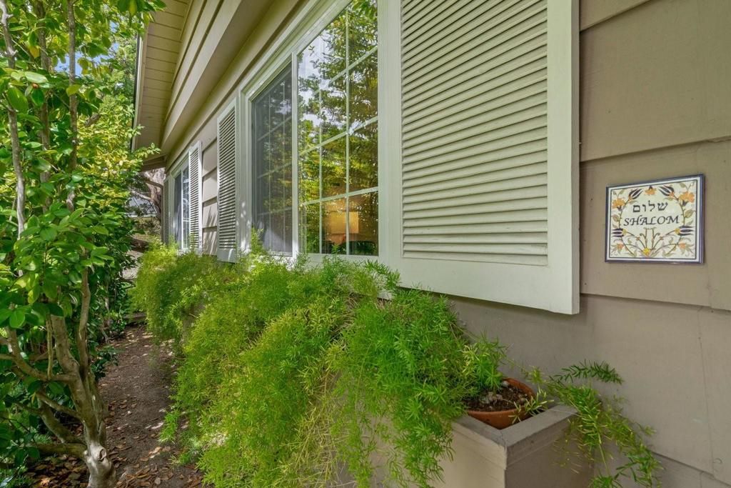Image 15 of property listing at 924 Kamsack Court, Sunnyvale, CA 94087