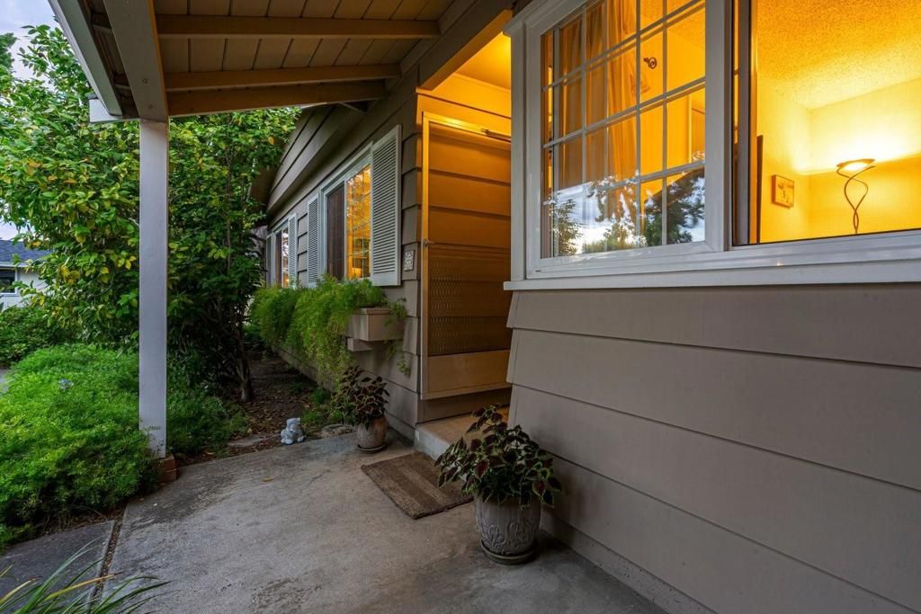 Image 8 of property listing at 924 Kamsack Court, Sunnyvale, CA 94087