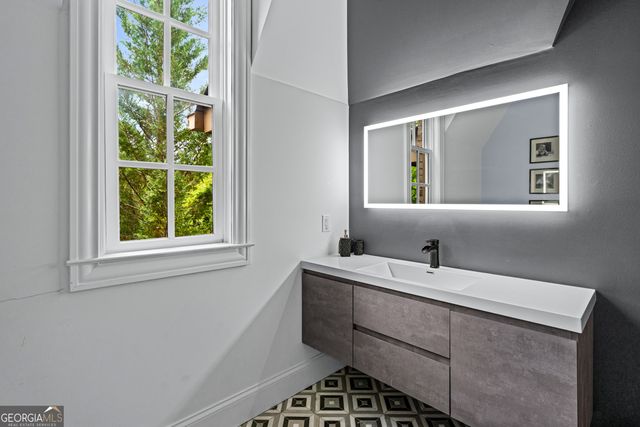 453 Londonberry Road, Sandy Springs, GA 30327