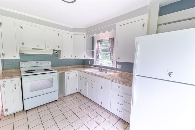 36 Old Worcester Rd, Charlton, MA 01571