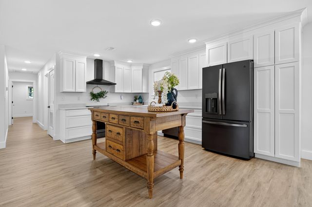 4734 Haybarn Road, Holt, FL 32564