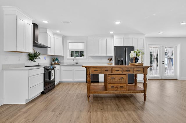 4734 Haybarn Road, Holt, FL 32564