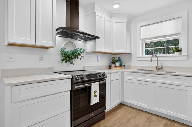 4734 Haybarn Road, Holt, FL 32564