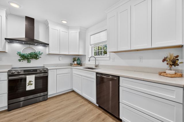 4734 Haybarn Road, Holt, FL 32564