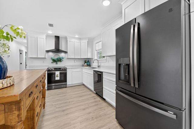 4734 Haybarn Road, Holt, FL 32564