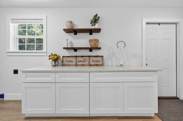 4734 Haybarn Road, Holt, FL 32564