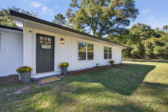 4734 Haybarn Road, Holt, FL 32564