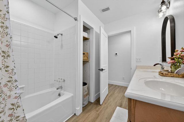 4734 Haybarn Road, Holt, FL 32564