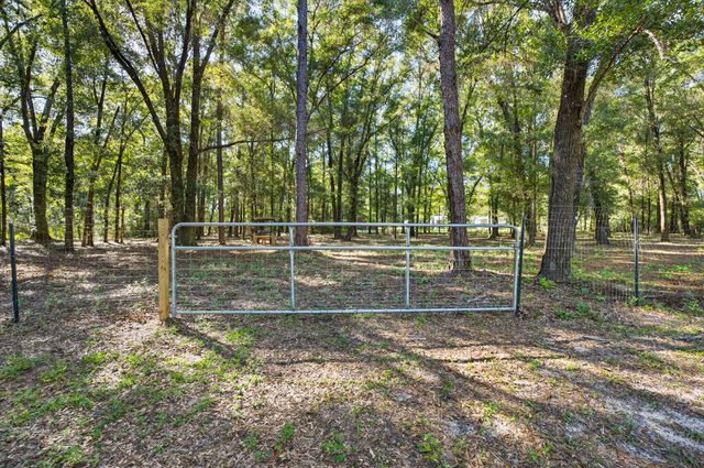 4734 Haybarn Road, Holt, FL 32564